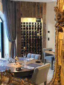 Salle du restaurant La Table avec cave à vins